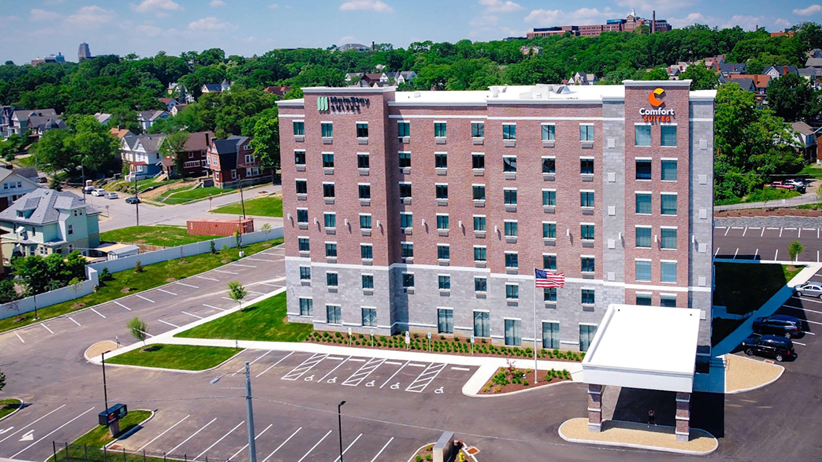 Comfort Suites Cincinnati University - Downtown Exterior photo