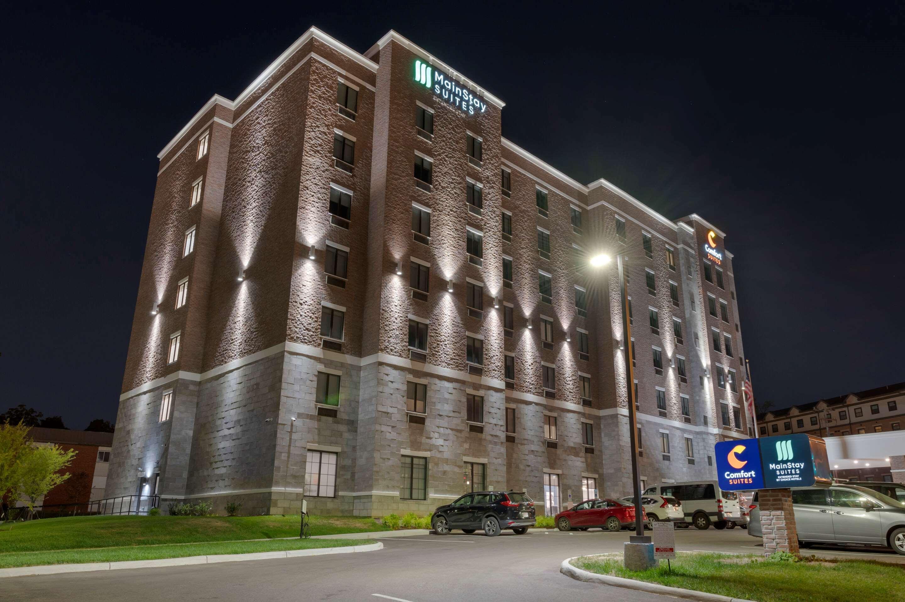 Comfort Suites Cincinnati University - Downtown Exterior photo
