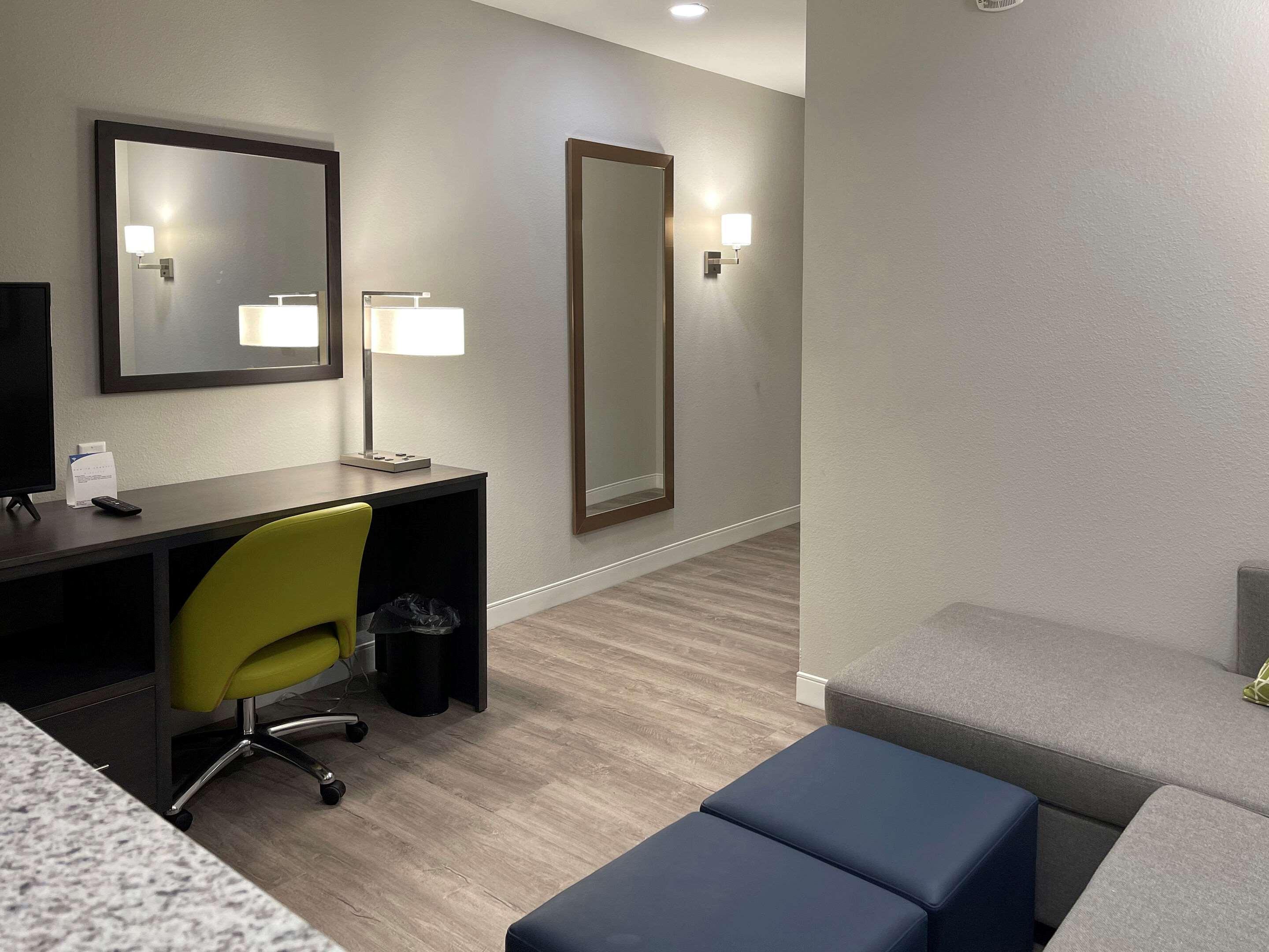 Comfort Suites Cincinnati University - Downtown Exterior photo