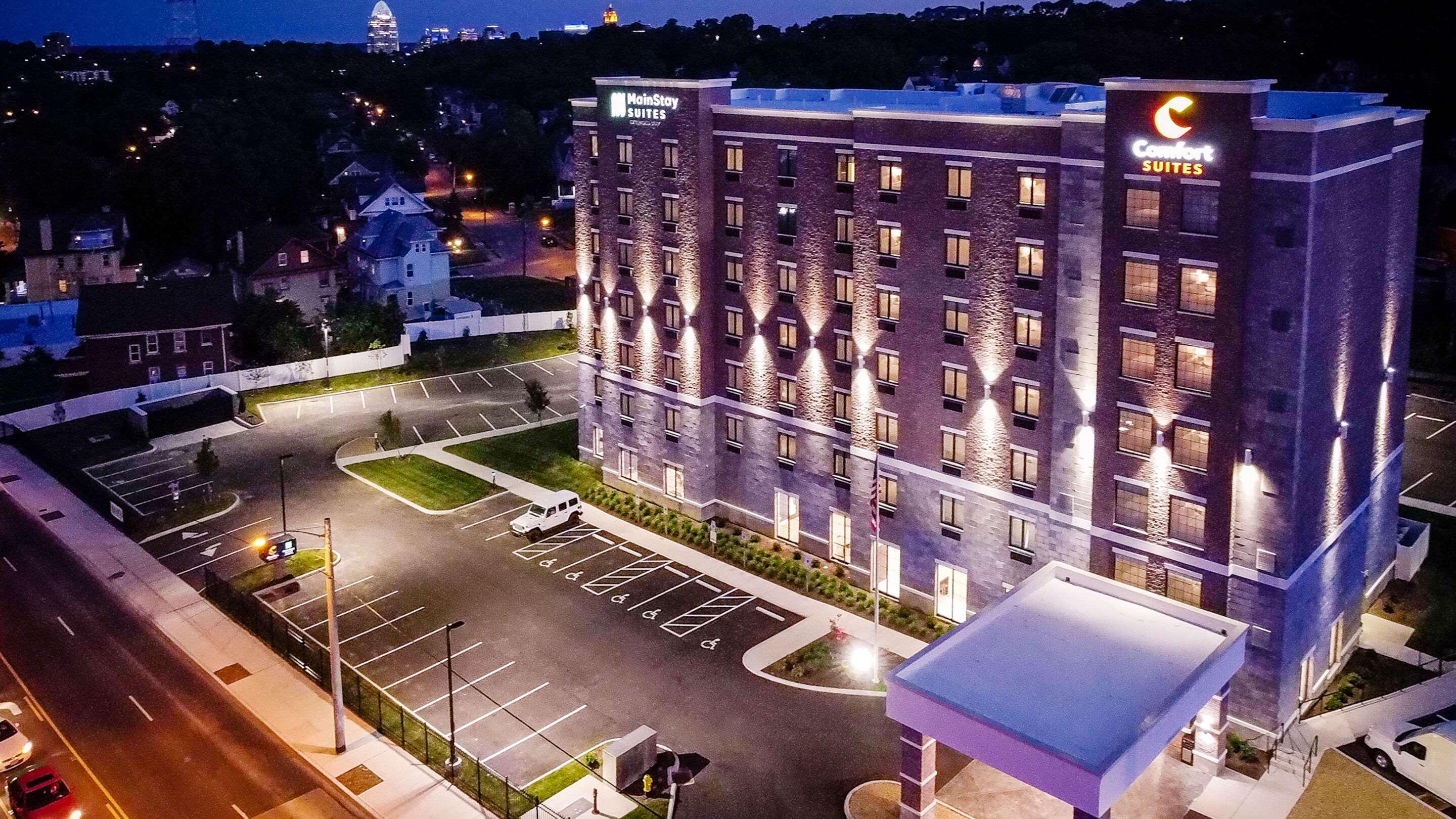 Comfort Suites Cincinnati University - Downtown Exterior photo